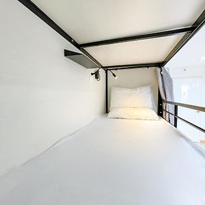 Travelers Inn - Modern Capsule Bunks, Makati